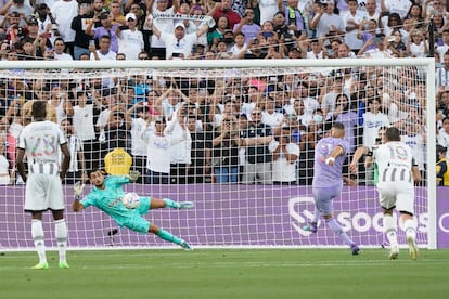 Benzema bate de penalti a Perin en el primer tanto del partido.