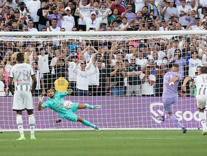 Benzema bate de penalti a Perin en el primer tanto del partido.