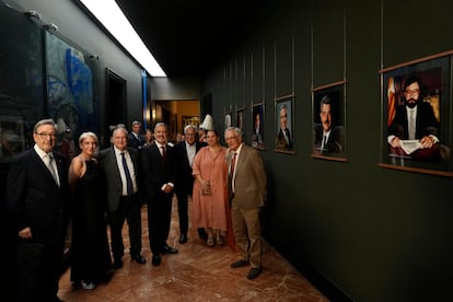 Los exalcaldes de Barcelona, Xavier Trias (d), Ada Colau (2i), Jordi Hereu (3i) y Joan Clos (2d), acompañados del actual alcalde, Jaume Collboni (c), durante el homenaje celebrado esta tarde en el Ayuntamiento a todos los exalcaldes de la etapa democrática.