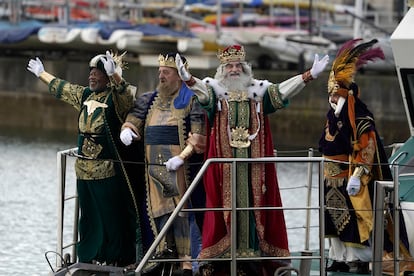  Los Reyes Magos llegan al puerto deportivo de Gijón (Asturias) este domingo. 
