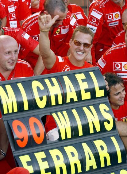 Schumacher y su equipo celebran las 90 victorias del alemán al finalizar el Gran Premio de Italia en el circuito de Monza, el 10 de septiembre de 2006.