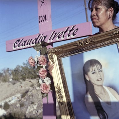 La madre de Claudia Ivette, con la fotografía de su hija en el lugar donde apareció su cuerpo.