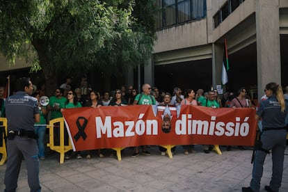 Manifestantes piden la dimisión de Mazón durante la apertura del curso académico.