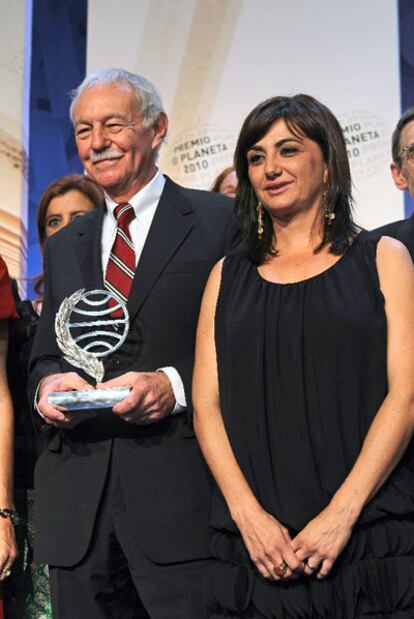 El ganador del Planeta 2010, Eduardo Mendoza, y la finalista, Carmen Amoraga.