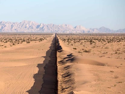 Muro que divide os EUA do M&eacute;xico, na regi&atilde;o de San Luis Rio Colorado, no nordeste mexicano. 