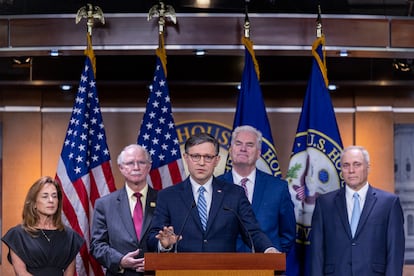 Mike Johnson (centro) junto a otros líderes republicanos de la Cámara de Representantes, en el Capitolio en Washington, este viernes.