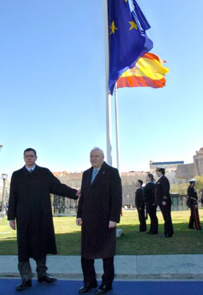 El ministro de Exteriores, Miguel Ángel Moratinos, junto a Alberto Ruiz-Gallardón, hoy en la plaza de Colón de Madrid.