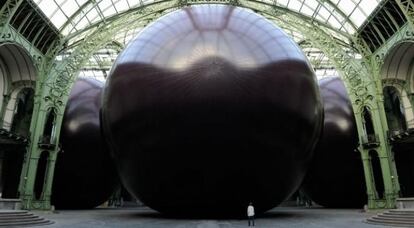 'Leviathan', expuesta actualmente en París, compuesta por enormes esferas de PVC conectadas entre sí