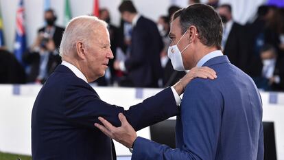 Joe Biden y Pedro Sánchez se saludan momentos antes de la cumbre del G20, este sábado en Roma.