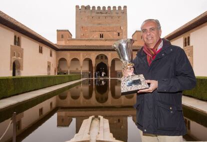 José Luis Sáez, con la Copa del Mundo en la Alhambra