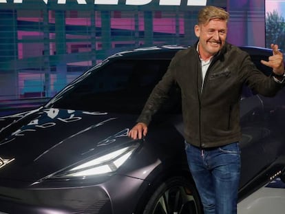 El CEO de Seat y Cupra, Wayne Griffiths, delante del UrbanRebel.