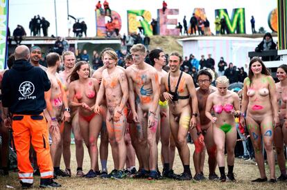 Un grupo de personas participa en una carrera al desnudo durante el Festival de Roskilde en Dinamarca.