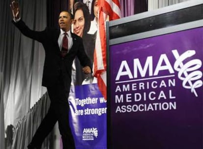 Barack Obama saluda a los asistentes a la reunión de la Asociación Médica Estadounidense en Chicago.