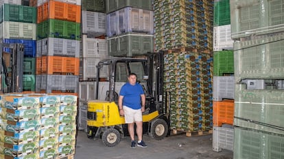 José Luis Montero, en su almacén de Villaconejos, rodeado de cajas de melones vacías.