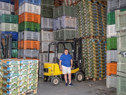 José Luis Montero, en su almacén de Villaconejos, rodeado de cajas de melones vacías.