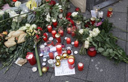 Velas como homenaje cerca de la escena del crimen.