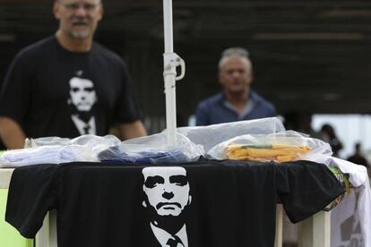 Venta de camisetas con el retrato del ultra Bolsonaro este miércoles en Brasilia. 