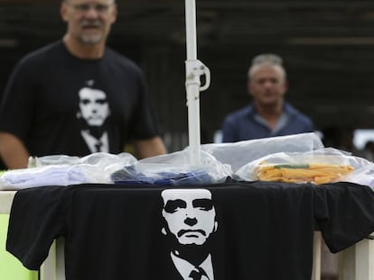 Venda de t-shirts com o retrato do ultra Bolsonaro nesta quarta-feira em Brasília.