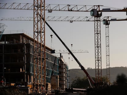 Varias grúas durante las labores de construcción de un edificio de viviendas, en Berango (Bizkaia).