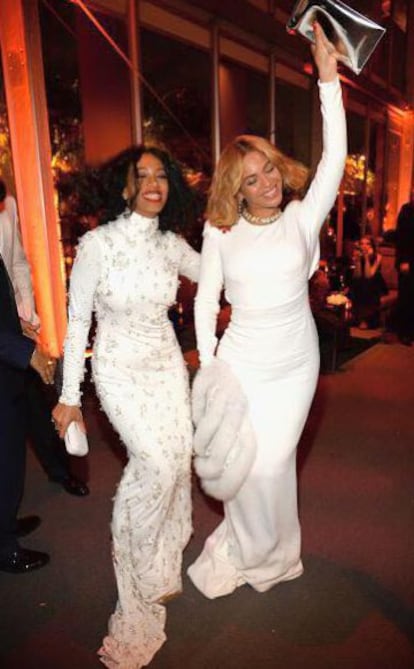 Solange y Beyoncé Knowles asisten a una fiesta de Vanity Fair en 2015.