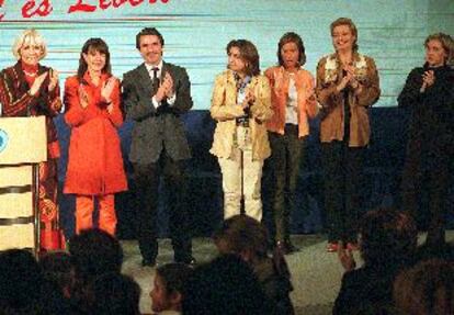 Teófila Martínez, María Elena Bustillo y José María Aznar, ayer, junto a otras dirigentes del PP.