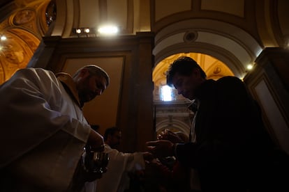 Al terminar el mensaje del arzobispo de Buenos Aires, Jorge García Cuerva, los fieles se formaron para tomar la eucaristía. 