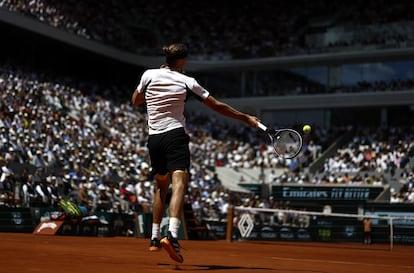 Zverev devuelve la bola a Alcaraz. 
