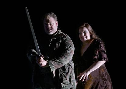 Stuart Skelton (Siegmund), empuñando Nothung, y Ricarda Merbeth (Brünnhilde) al final del segundo acto de la obra, antes del combate fatal en que morirá el héroe.