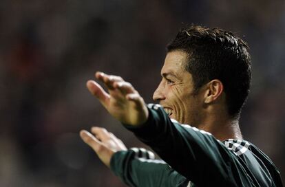 Ronaldo celebra uno de sus goles en Amsterdam.