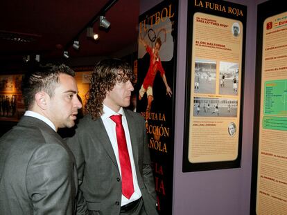Los jugadores Xavi Hernández (izquierda) y Carles Puyol en la inauguración del museo en Las Rozas.