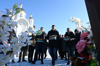 Sánchez (centro), realiza una ofrenda floral a los caídos en la guerra durante su visita a Bucha. Es la segunda visita de Sánchez a Ucrania, tras la realizada en abril del año pasado, y se produce en la víspera del primer aniversario de la invasión rusa, que se cumple la próxima madrugada. 