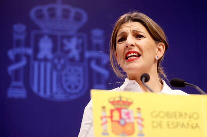 GRAF6289. MADRID, 22/01/2020.- La ministra de Trabajo, Yolanda Díaz, durante la rueda de prensa tras la reunión con los dirigentes de las patronales CEOE Antonio Garamendi, y CEPYME Gerardo Cuerva, y de los sindicatos, CCOO, Unai Sordo y UGT, Pepe Álvarez, en la que han acordado una subida del salario mínimo interprofesional (SMI) para 2020 del 5,5 %, hasta 950 euros brutos mensuales. Este incremento supone 50 euros más respecto a los 900 euros fijados para 2019, tras un alza histórica del 22,3 %. EFE/ Mariscal