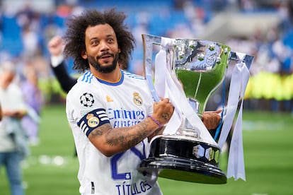 Un emocionado Marcelo celebra su ltimo ttulo de liga junto al Real Madrid, en el Santiago Bernabu, en Abril de 2022.