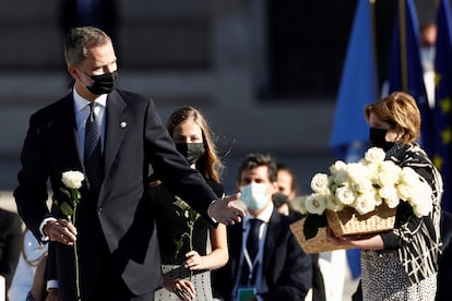 El Rey Felipe VI y la Princesa Leonor, con rosas para realizar una ofrenda floral en el pebetero central en el Patio de la Armería del Palacio Real 
16/07/2020