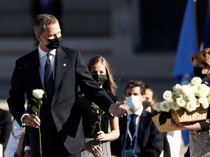 El Rey Felipe VI y la Princesa Leonor, con rosas para realizar una ofrenda floral en el pebetero central en el Patio de la Armería del Palacio Real 
16/07/2020