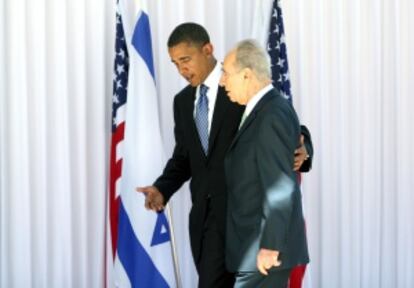 Simón Peres recibe a Barack Obama cuando era candidato a la presidencia de EE UU, en 2008.