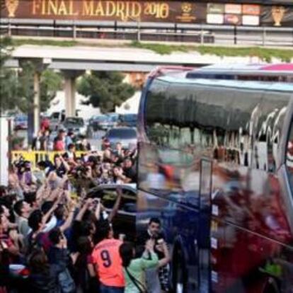 Cientos de aficionados aclaman el paso del autobús del F.C. Barcelona a su salida hacia el hotel de concentración donde el equipo azulgrana permanecerá las horas previas al partido, correspondiente a la vuelta de las semifinales de la Liga de Campeones, que disputarán frente al Inter de Milán.