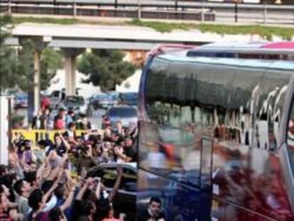 Cientos de aficionados aclaman el paso del autobús del F.C. Barcelona a su salida hacia el hotel de concentración donde el equipo azulgrana permanecerá las horas previas al partido, correspondiente a la vuelta de las semifinales de la Liga de Campeones, que disputarán frente al Inter de Milán.