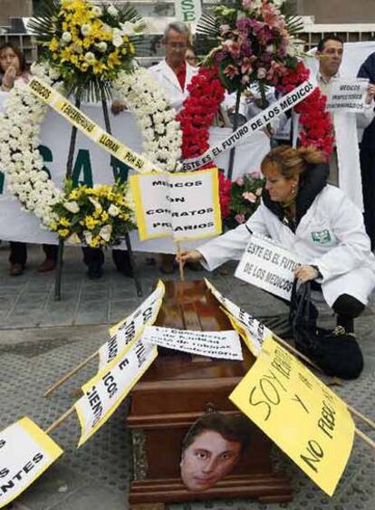 Médicos y enfermeras de la Comunidad Valenciana protestan a las puertas de la Consejería de Sanidad para exigir mejoras laborales y profesionales en el sector.