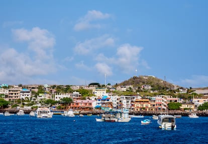 El paisaje marinero de la ciudad Puerto Baquerizo Moreno, en la isla de San Cristóbal.