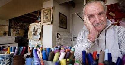 El dibujante y humorista Joaquim Muntañola fotografiado en su casa de Barcelona en 2008.
