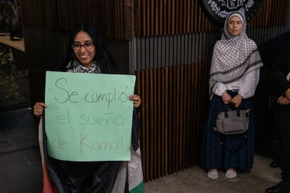 Gabriela Bejarano (izquierda) e Ishtar Mubarak (derecha), integrantes del colectivo De Gaza a México, son algunas de las activistas involucradas en ayudar a conseguir el refugio a 18 miembros de la familia Abed en el país.