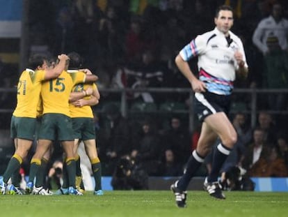 Australia celebra el triunfo ante Escocia mientras el árbitro sale corriendo del campo, en Londres.