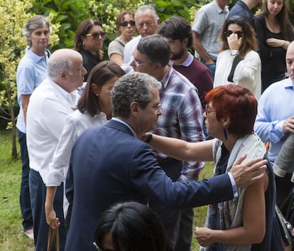 Pablo Isla y su mujer dan el pésame a Sandra Ortega y Amancio Ortega a su yerno Pablo, en el cementerio de Lians en la localidad de Oleiros.