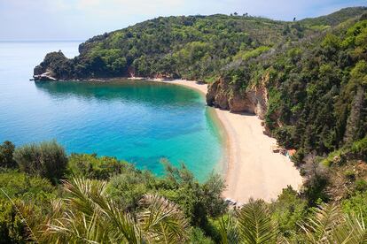 Las playas de Mogren, separadas por montaña.