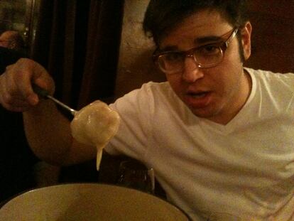 Eli y su queso fundido favorito.