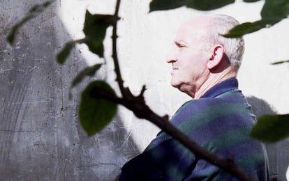 Lucio Urtubia, anarquista y luchador antifranquista, fotografiado en su casa de París en 2000.