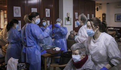 Un equip de sanitaris vacunen residents al centre geriàtric Gravi, a Polinyà.