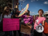 Protesta de trabajadoras sexuales en contra del proyecto de la ciclovía en la calzada de Tlalpan, en Ciudad de México, el 13 de octubre de 2025.