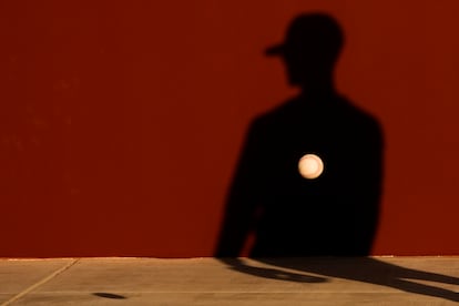 Un jugador de los Marineros de Seattle lanza una pelota contra su propia sombra, durante los entrenamientos de primavera, el 15 de febrero de 2024, en Peoria, Arizona. 